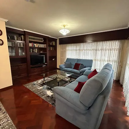 Centro. Tres Dormitorios, Dos Banos Y Terrazas Apartment Vigo